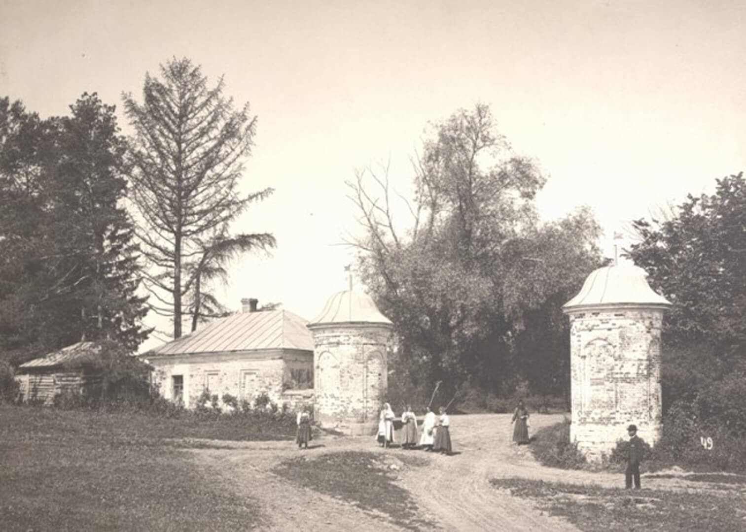 Въезд в усадьбу Л.Н. Толстого. 1908 г. Ясная Поляна.Фотография К.К. Буллы.Фотобумага ч/б, картон21,1х29,8 (картон).