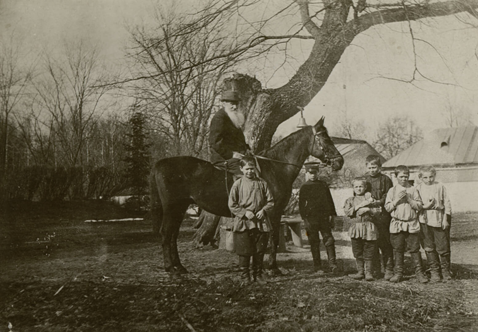 Л.Н. Толстой и крестьянские дети. 1908 г. Ясная Поляна.Фотография П.А. Сергеенко11,7 х 16,4